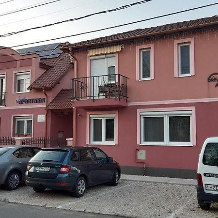Alom Apartman ไฮจ์ดุสโซบอสโล ภายนอก รูปภาพ