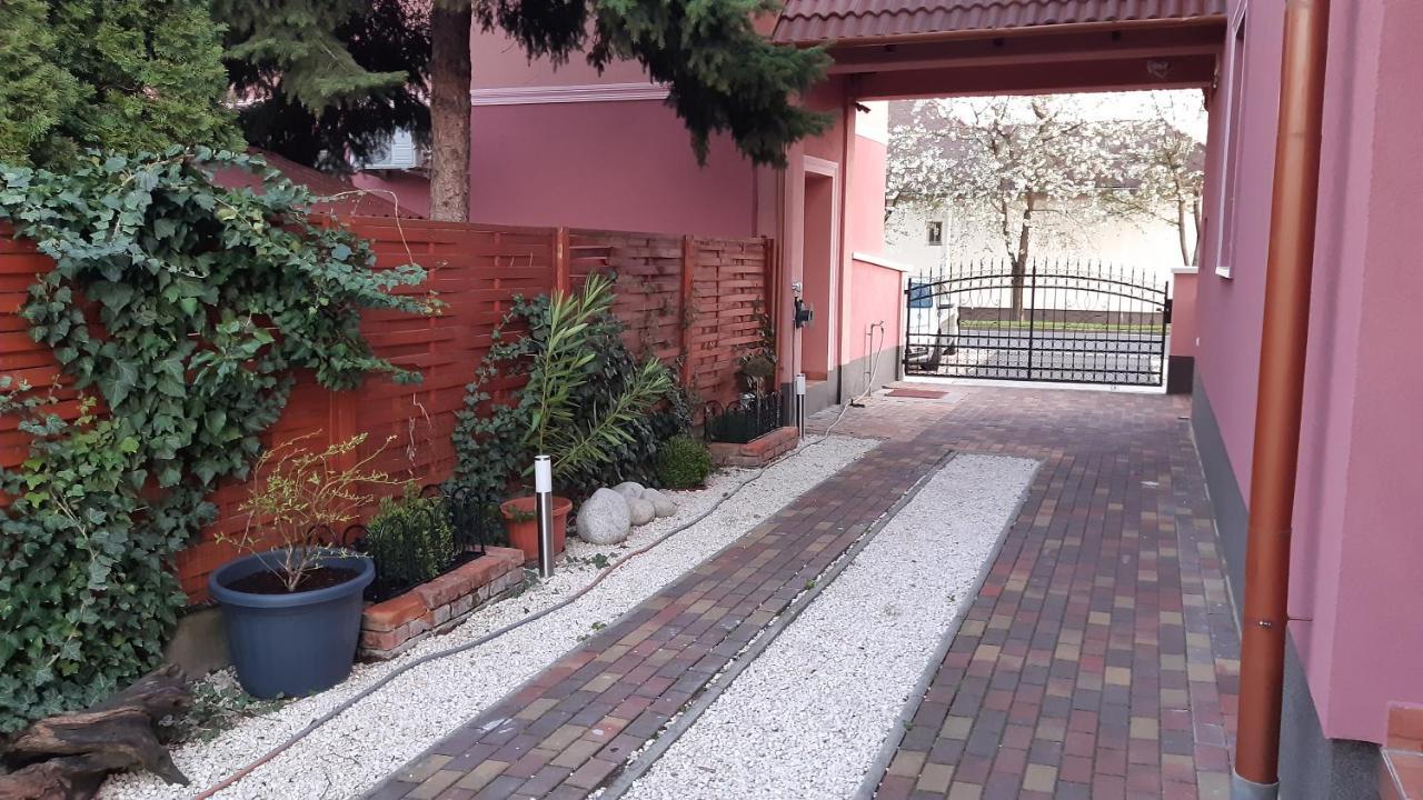 Alom Apartman ไฮจ์ดุสโซบอสโล ภายนอก รูปภาพ