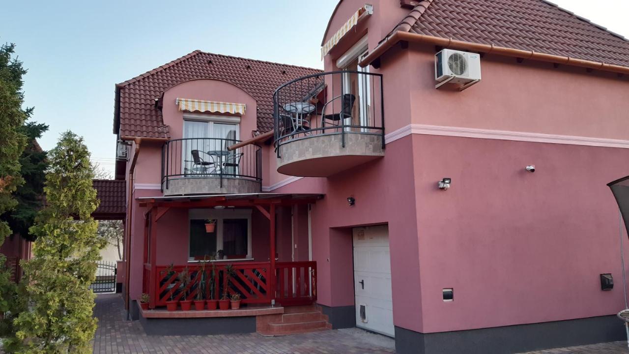 Alom Apartman ไฮจ์ดุสโซบอสโล ภายนอก รูปภาพ