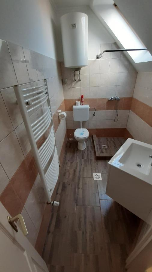Alom Apartman ไฮจ์ดุสโซบอสโล ภายนอก รูปภาพ