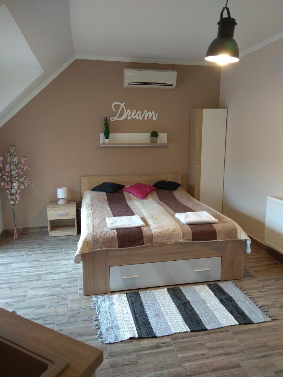 Alom Apartman ไฮจ์ดุสโซบอสโล ภายนอก รูปภาพ