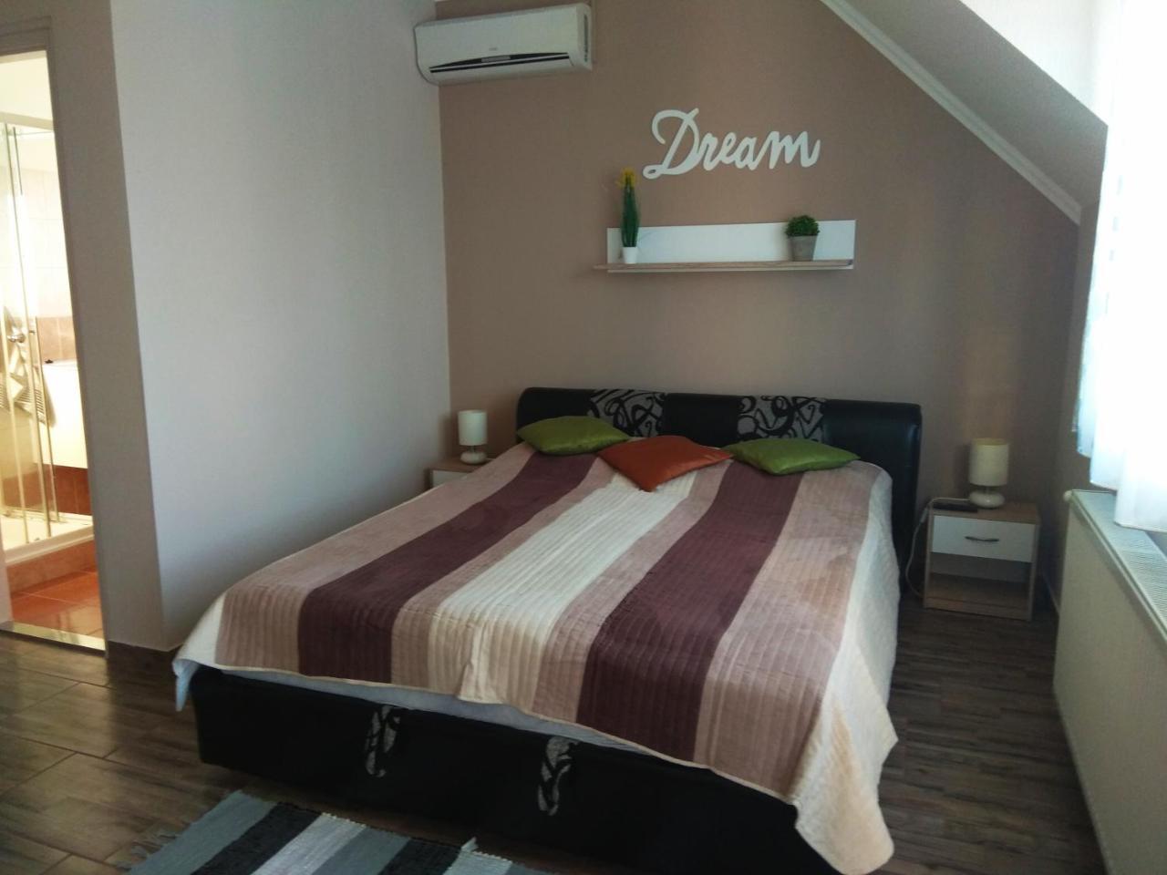 Alom Apartman ไฮจ์ดุสโซบอสโล ภายนอก รูปภาพ