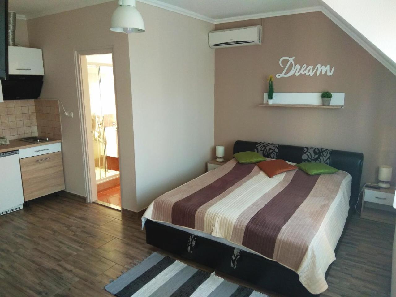 Alom Apartman ไฮจ์ดุสโซบอสโล ภายนอก รูปภาพ
