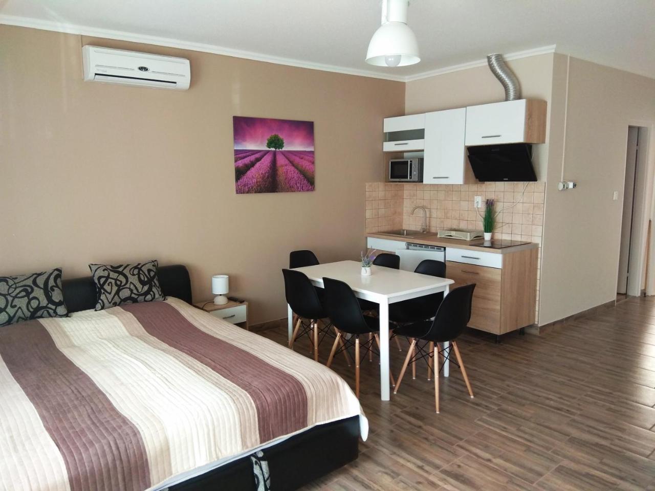 Alom Apartman ไฮจ์ดุสโซบอสโล ภายนอก รูปภาพ