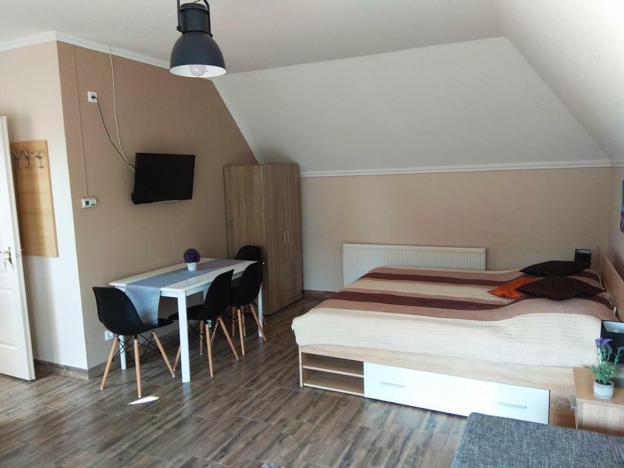 Alom Apartman ไฮจ์ดุสโซบอสโล ภายนอก รูปภาพ